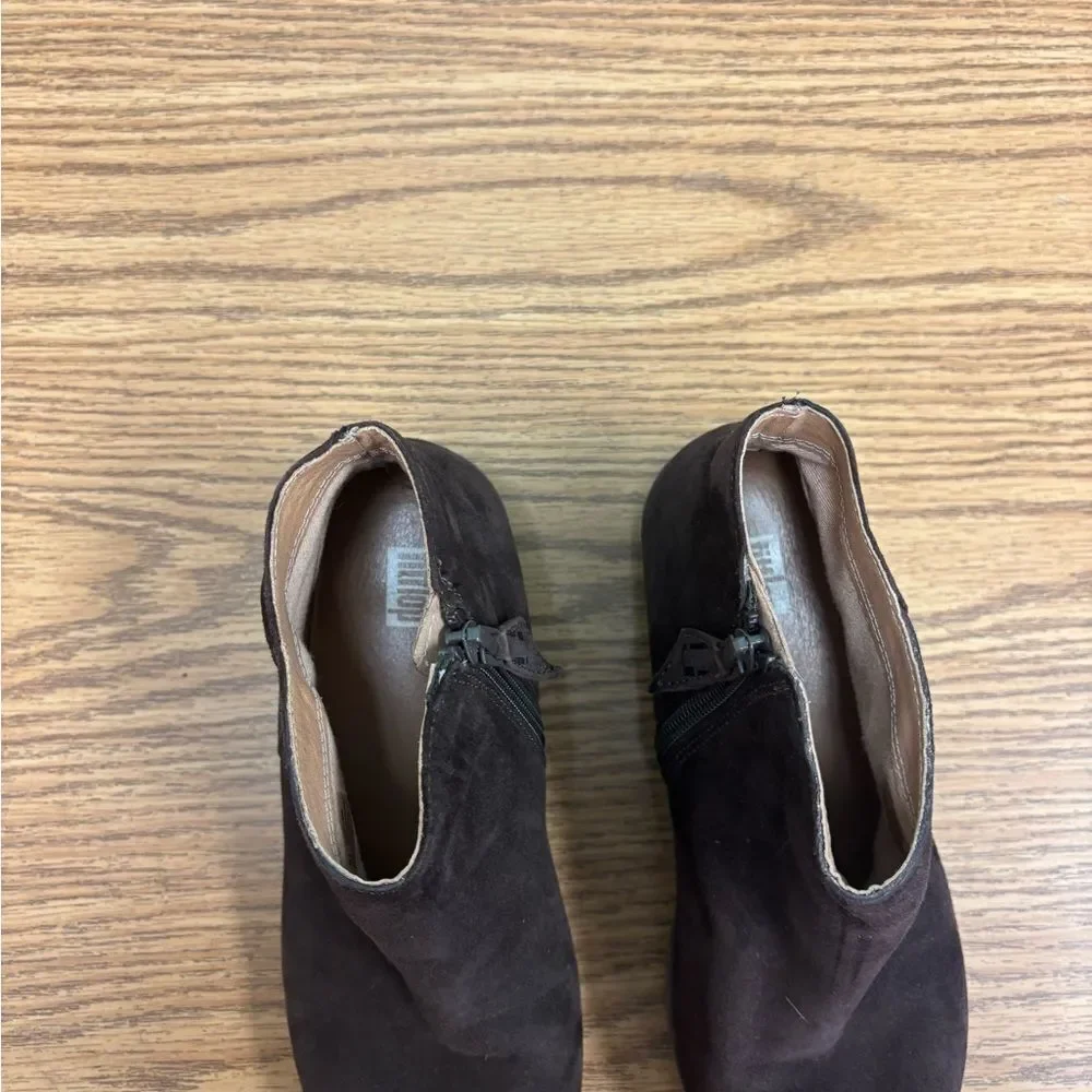 Stylish Brown Light Weight Ankle Boots by Fitflop